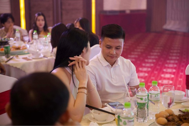 Cầu thủ Quang Hải mặc sơ mi trắng xuất hiện như nam thần ở Cần Thơ, có sự góp mặt cùng bạn gái tin đồn-11