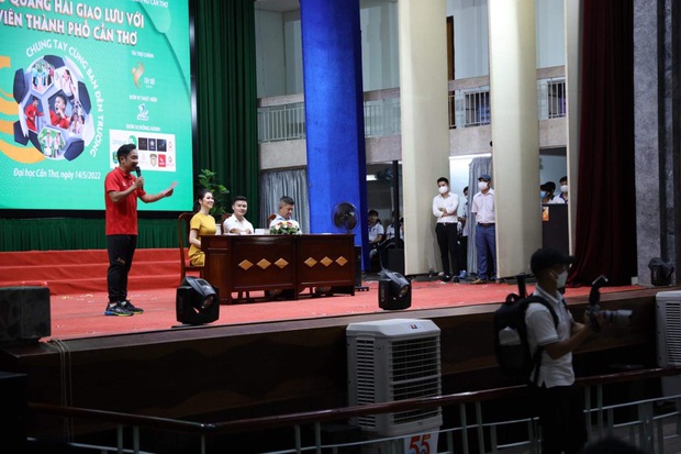 Cầu thủ Quang Hải mặc sơ mi trắng xuất hiện như nam thần ở Cần Thơ, có sự góp mặt cùng bạn gái tin đồn-3