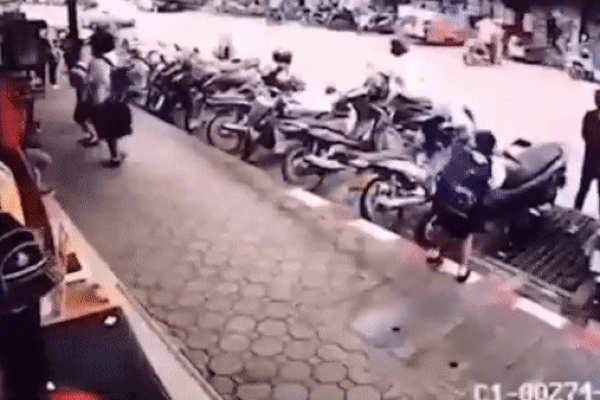 Rợn tóc gáy khoảnh khắc bé gái thản nhiên chơi đùa cùng trăn khổng lồ-1