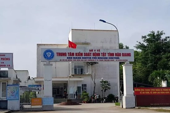 Đằng sau lời tuyên bố ‘hùng hồn’ trả lại túi quà cho Công ty Việt Á của Giám đốc CDC