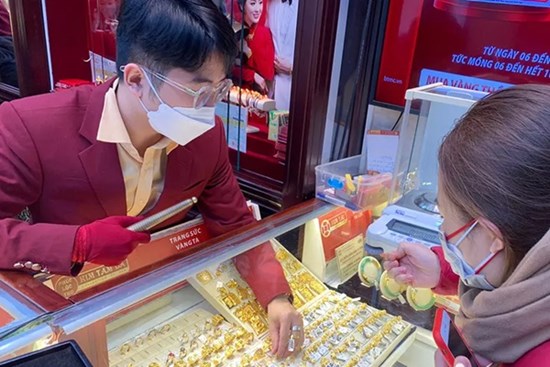 Giá vàng hôm nay 15/5: Giảm mạnh, đua nhau bán tháo