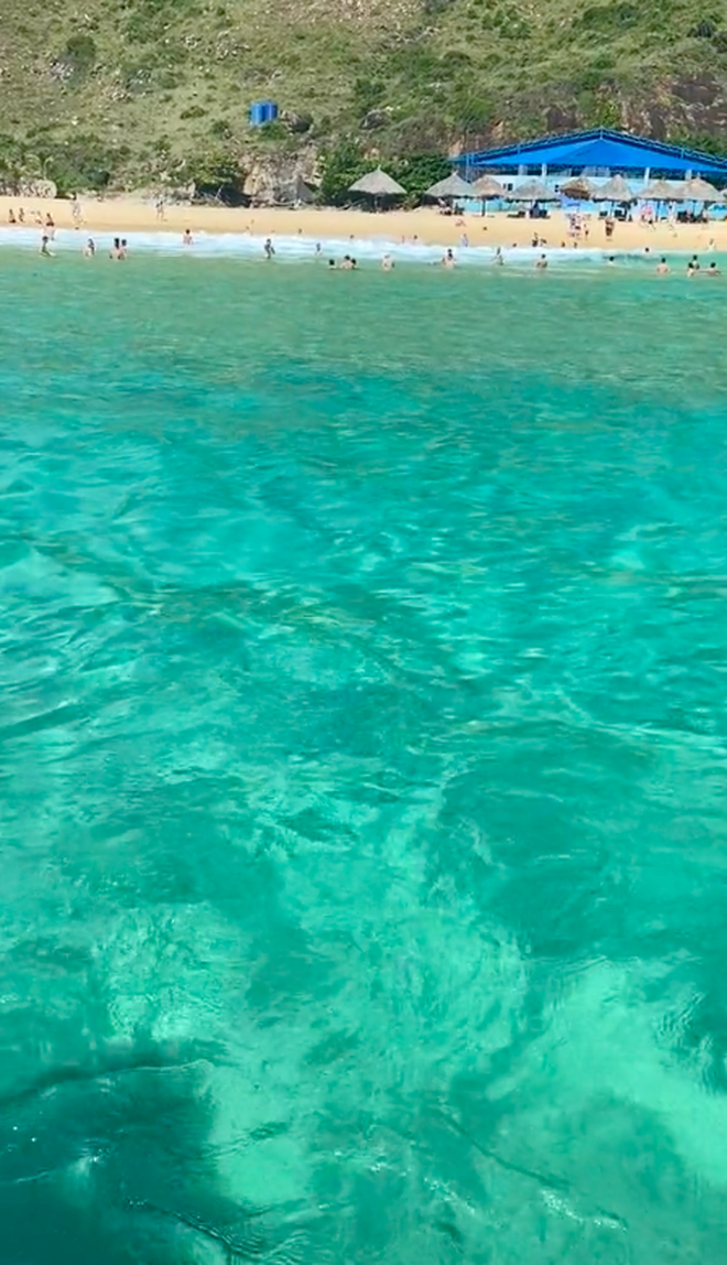 Clip cận cảnh bãi biển đẹp bậc nhất Việt Nam, làn nước mê hoặc đến nước bể bơi còn thua xa-1