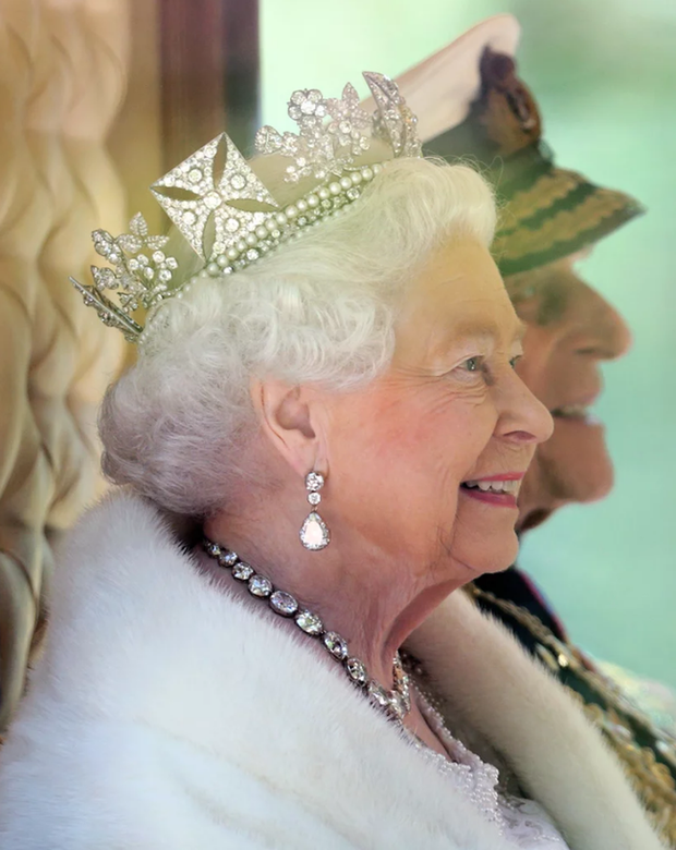 5 bảo vật vô giá của Nữ hoàng Anh mà dân chúng được chiêm ngưỡng ngoài đời thực nhân đại lễ Bạch Kim-1