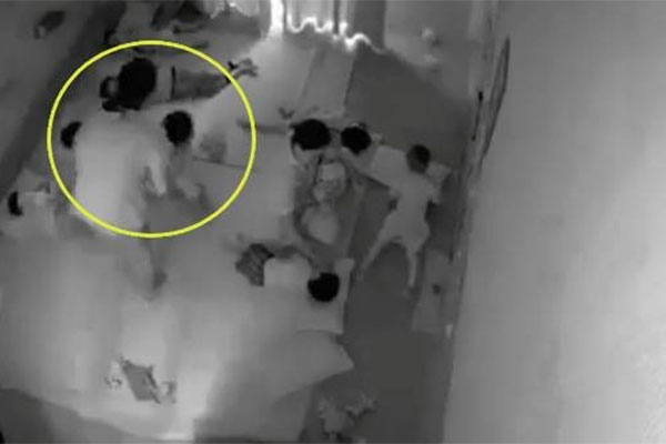 Giáo viên trùm túi nylon rồi đánh trẻ mầm non gây xôn xao: Chính quyền địa phương nói gì?-2