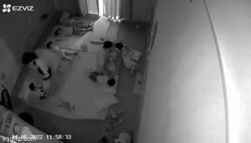 Xôn xao clip cô giáo mầm non trùm túi ni lông lên đầu trẻ, đánh vào mông trẻ trong giờ ngủ trưa?-1