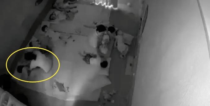 Xôn xao clip cô giáo mầm non trùm túi ni lông lên đầu trẻ, đánh vào mông trẻ trong giờ ngủ trưa?-2