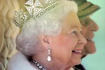 Biểu cảm độc lạ của Nữ hoàng Anh trong sự kiện đầu tiên mừng đại lễ Bạch Kim gây bão truyền thông-9
