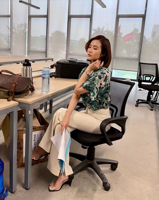 Style đối lập của 2 chị em Thương Ngày Nắng Về: Huyền Lizzie mạnh mẽ, thời thượng, Lan Phương nền nã, dịu dàng-4