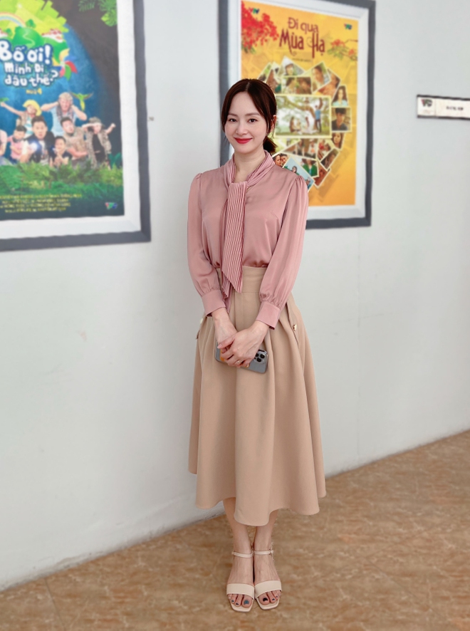 Style đối lập của 2 chị em Thương Ngày Nắng Về: Huyền Lizzie mạnh mẽ, thời thượng, Lan Phương nền nã, dịu dàng-12