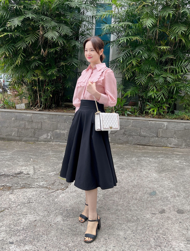 Style đối lập của 2 chị em Thương Ngày Nắng Về: Huyền Lizzie mạnh mẽ, thời thượng, Lan Phương nền nã, dịu dàng-13