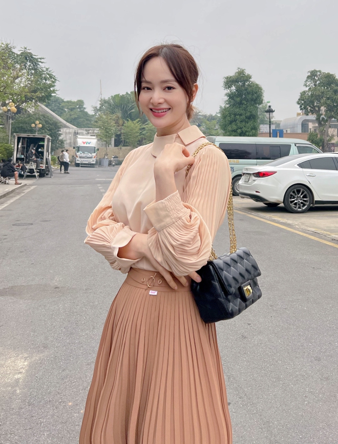 Style đối lập của 2 chị em Thương Ngày Nắng Về: Huyền Lizzie mạnh mẽ, thời thượng, Lan Phương nền nã, dịu dàng-9