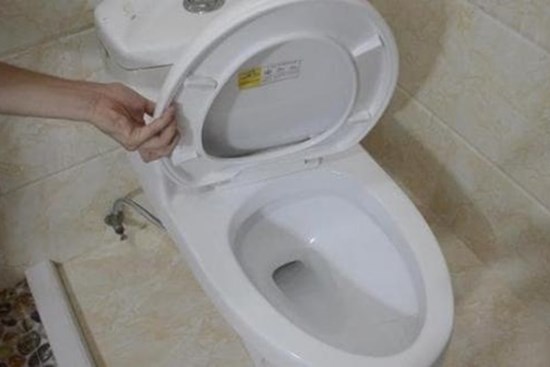 Nắp bồn cầu có bị mở hay đóng sau khi đi vệ sinh không? Rất nhiều người làm sai, không có gì lạ khi nhà vệ sinh bị bẩn