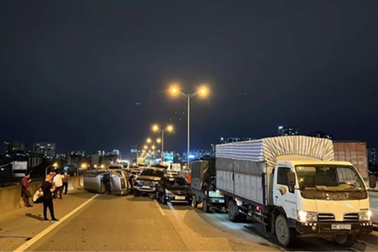 Hà Nội: 5 ô tô đâm liên hoàn, 1 xe lật chắn ngang đường Vành đai 3