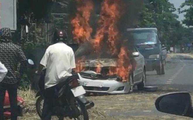 Ô tô đang chạy trên đường bất ngờ bốc cháy, gia đình 4 người may mắn thoát nạn-1