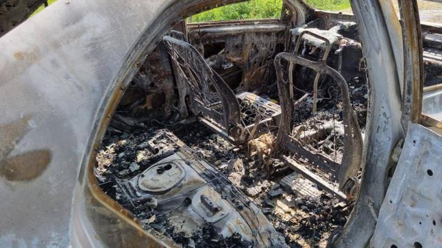 Ô tô đang chạy trên đường bất ngờ bốc cháy, gia đình 4 người may mắn thoát nạn-3