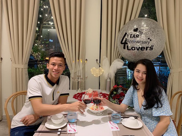 Chuyện tình của các cầu thủ và vợ: Người cầu hôn giữa phố đi bộ, người theo đuổi 2 năm mới rước được bà xã về dinh-5