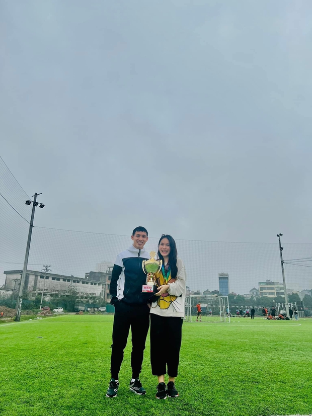 Chuyện tình của các cầu thủ và vợ: Người cầu hôn giữa phố đi bộ, người theo đuổi 2 năm mới rước được bà xã về dinh-8