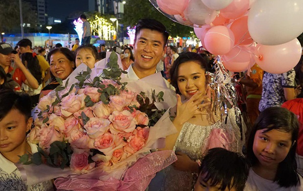 Chuyện tình của các cầu thủ và vợ: Người cầu hôn giữa phố đi bộ, người theo đuổi 2 năm mới rước được bà xã về dinh-2