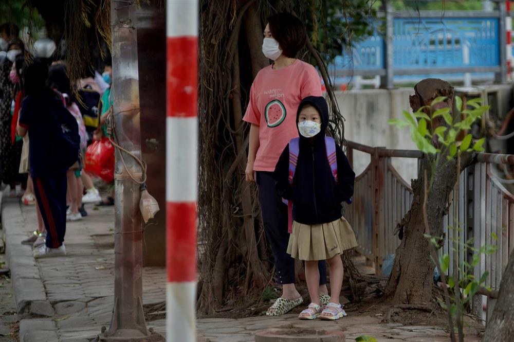 Hà Nội đón không khí lạnh hiếm gặp, sáng tháng 5 ra đường cứ ngỡ... Đông về-10