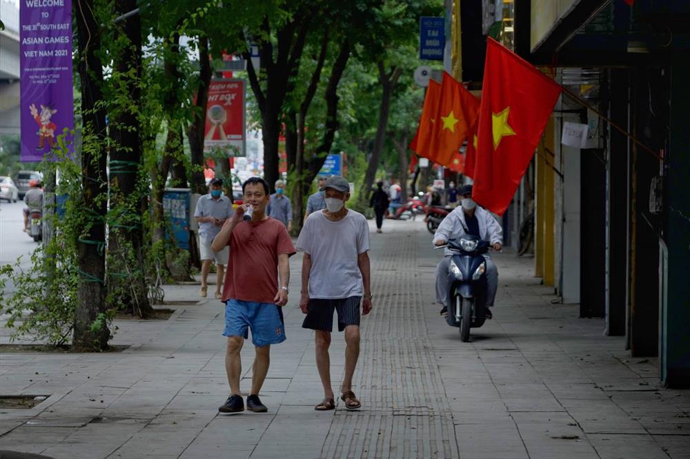 Hà Nội đón không khí lạnh hiếm gặp, sáng tháng 5 ra đường cứ ngỡ... Đông về-11