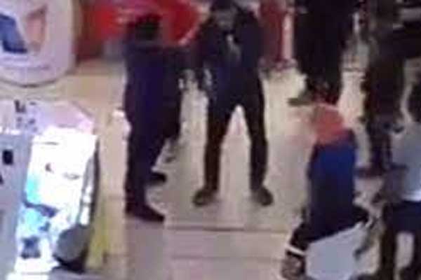 Clip: Cặp tình nhân đang trò chuyện, gã đàn ông say xỉn đi qua có hành động khiếm nhã lập tức nhận cái kết đau đớn-3