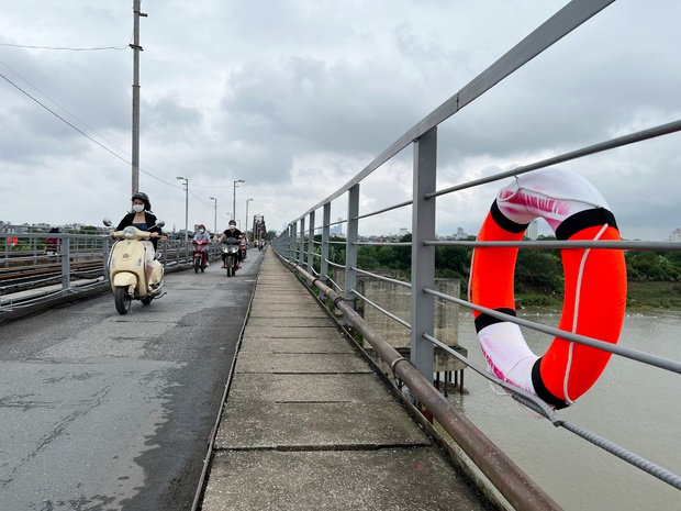 33 chiếc phao cứu sinh xuất hiện trên các cây cầu ở Hà Nội và câu chuyện ý nghĩa đằng sau-1