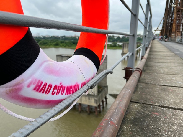 33 chiếc phao cứu sinh xuất hiện trên các cây cầu ở Hà Nội và câu chuyện ý nghĩa đằng sau-2