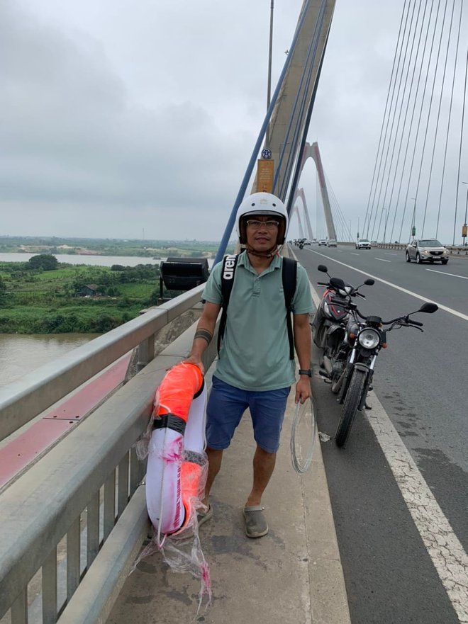 33 chiếc phao cứu sinh xuất hiện trên các cây cầu ở Hà Nội và câu chuyện ý nghĩa đằng sau-3