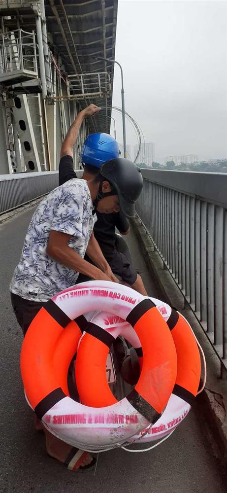33 chiếc phao cứu sinh xuất hiện trên các cây cầu ở Hà Nội và câu chuyện ý nghĩa đằng sau-4