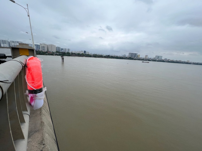 33 chiếc phao cứu sinh xuất hiện trên các cây cầu ở Hà Nội và câu chuyện ý nghĩa đằng sau-10