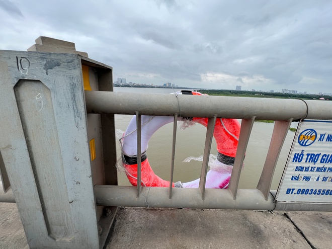 33 chiếc phao cứu sinh xuất hiện trên các cây cầu ở Hà Nội và câu chuyện ý nghĩa đằng sau-11