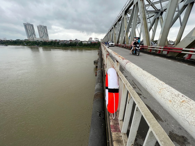 33 chiếc phao cứu sinh xuất hiện trên các cây cầu ở Hà Nội và câu chuyện ý nghĩa đằng sau-5