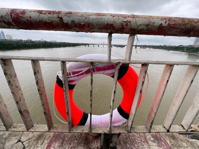 33 chiếc phao cứu sinh xuất hiện trên các cây cầu ở Hà Nội và câu chuyện ý nghĩa đằng sau-6