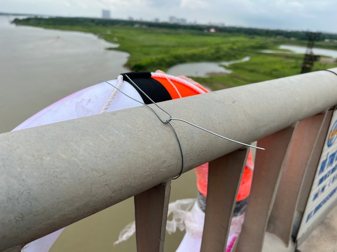 33 chiếc phao cứu sinh xuất hiện trên các cây cầu ở Hà Nội và câu chuyện ý nghĩa đằng sau-7