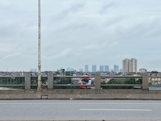 33 chiếc phao cứu sinh xuất hiện trên các cây cầu ở Hà Nội và câu chuyện ý nghĩa đằng sau-9