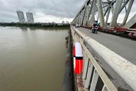 33 chiếc phao cứu sinh xuất hiện trên các cây cầu ở Hà Nội và câu chuyện ý nghĩa đằng sau