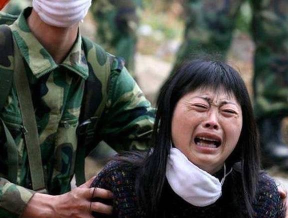 Đứa trẻ bị bắt cóc 3 năm bỗng nhận ra mẹ ở ngoài đường nhưng lại bị mẹ xua đuổi, cảnh sát khen: Làm tốt lắm-2