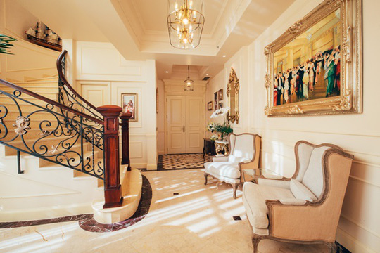 Biệt thự như cung điện, nội thất đúng kiểu vua chúa của Hà Kiều Anh, nhìn sang penthouse dát vàng, view 4 mặt là biển và núi càng choáng-12