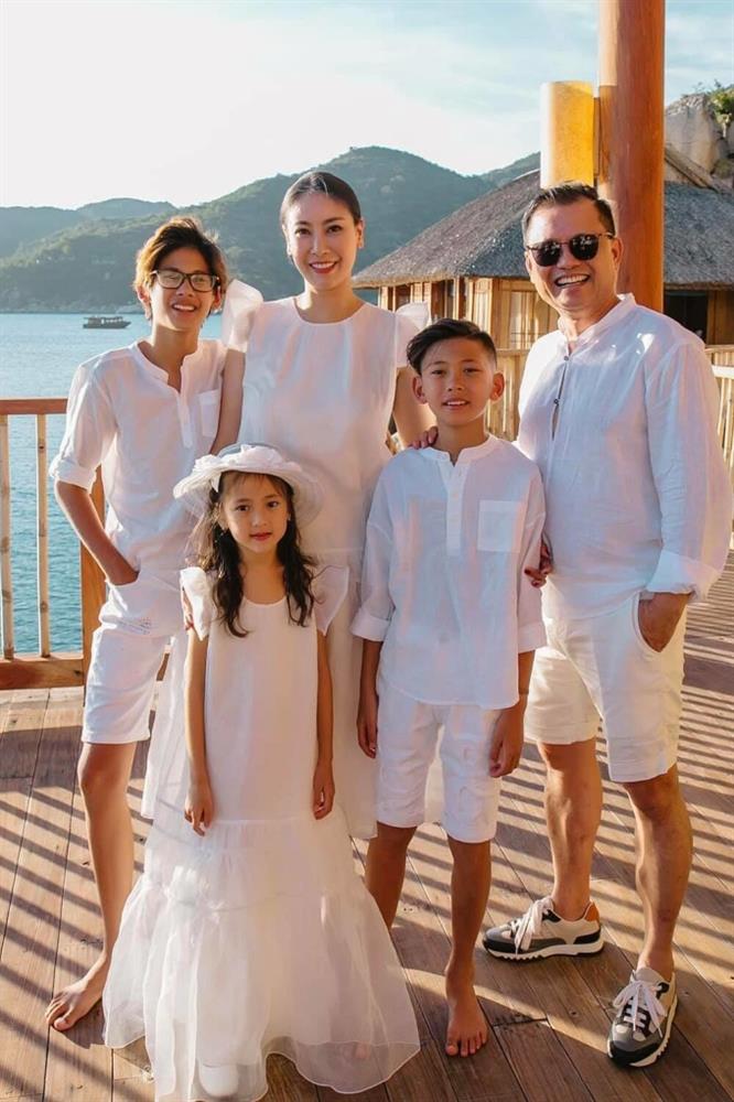 Lấy chồng đại gia, sống trong gia đình có con riêng, con chung nhưng cách Hà Kiều Anh ứng xử và dạy các con mới đáng ngưỡng mộ-3