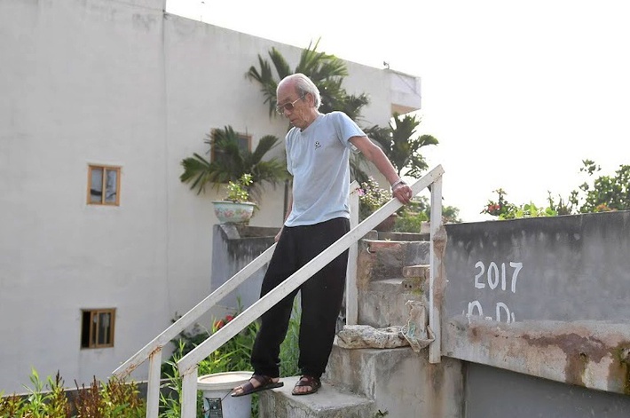 Cụ ông 87 tuổi chịu chơi mang cả cái ao đặt trên mái nhà rồi trồng rau nuôi cá: Nhiều người nói tôi liều lĩnh-10