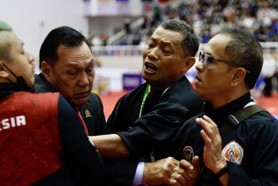 Thành viên đội Pencak Silat Indonesia suýt đánh nhau với trọng tài đồng hương