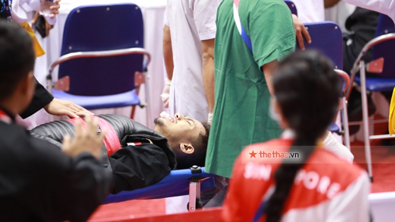 Võ sĩ bị đá gãy răng, nằm cáng rời sân vẫn giành HCV SEA Games 31-2