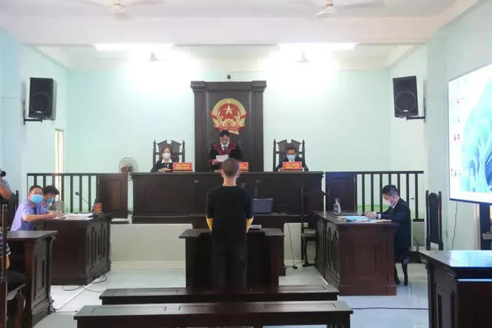 Tranh luận về hành vi điều khiển xe múc đập nhiều nhát vào đầu ô tô đang có người-1