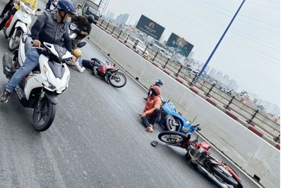 Dầu nhớt đổ xuống đường, nhiều người trượt té ở cầu Sài Gòn