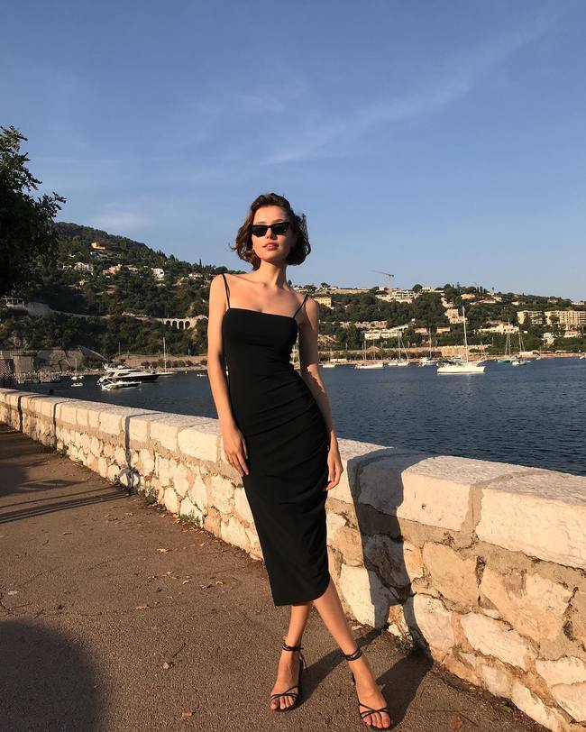 Kết hợp váy với sandal, phụ nữ Pháp có 12 set trang phục đẹp long lanh-3