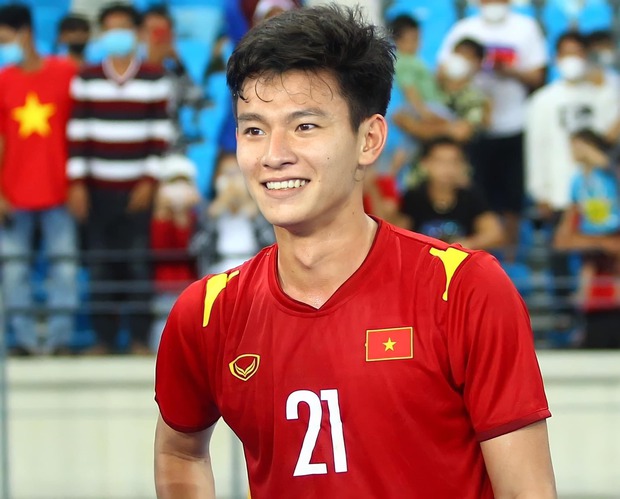 Hot boy sân cỏ kiêm thủ khoa đại học Phan Tuấn Tài: Trên sân đá bóng hết mình, về nhà bán hàng online nhiệt tình-1