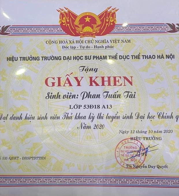 Hot boy sân cỏ kiêm thủ khoa đại học Phan Tuấn Tài: Trên sân đá bóng hết mình, về nhà bán hàng online nhiệt tình-4