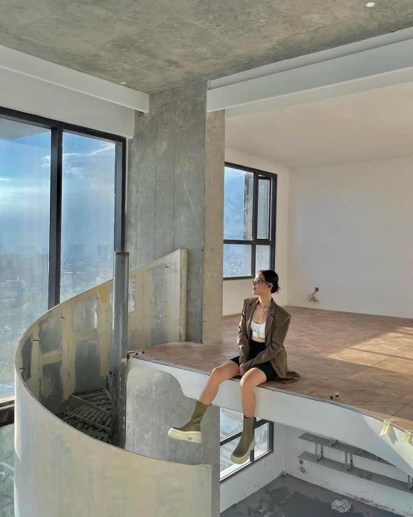 Cô em Trendy Khánh Linh khoe không gian bên trong căn penthouse duplex siêu sang-1