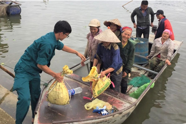 CLIP: Hai bé gái gặp nạn vì không cho tên cướp chụp hình chung-2