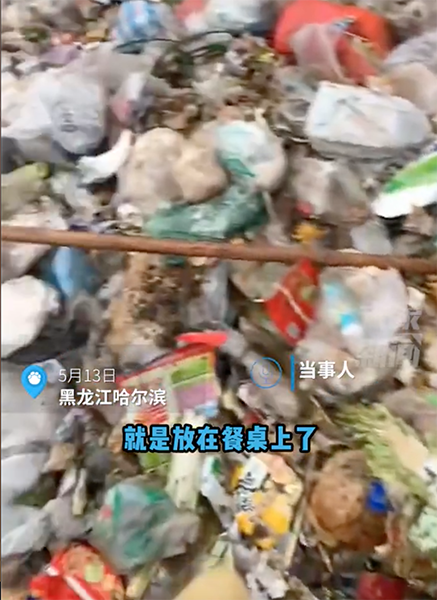 Mẹ chồng lỡ tay vứt nhầm nhẫn cưới của con dâu, cô gái bỏ gần 7 triệu mua nguyên bãi rác để tìm-1